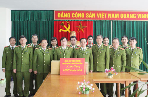 Khoa Nghiệp vụ Cảnh sát giao thông quyên góp sách phục vụ công tác xây dựng Thư viện